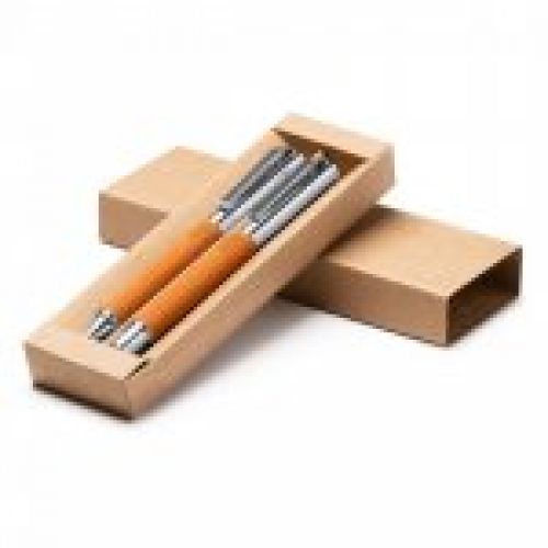 Realizado con cuerpo realizado en piel reciclada, mecanismo giratorio y detalles metalizados